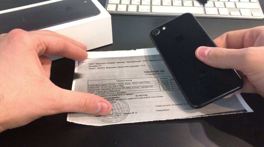 iPhone 7 и товарный чек на товар на столе