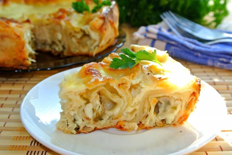 Пирог с домашним сыром в духовке. Пирог лаваш в заливке с мясным фаршем. Пирог из лаваша с сыром. Пирог из лаваша с сыром в духовке. Пирог из лаваша с фаршем и сыром в духовке.