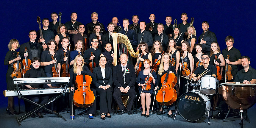 На фото симфонический оркестр театра

Театр музыкальный, и в этом одна из его главных особенностей. Здесь вас ждёт много живого звука и звонких голосов. Около сцены есть оркестровая яма, как в театре оперы и балета. Артисты поют, играют и танцуют. Я смотрела спектакль "Астрономия любви", который в целом и общем драматичен НО смотрится он на одном дыхании. Драма его заключается в самой идее того, что "ни одна звезда не отклоняется от своего пути". Мы все принадлежим к определенным жизненным орбитам, и очень редко добровольно меняем траекторию.
