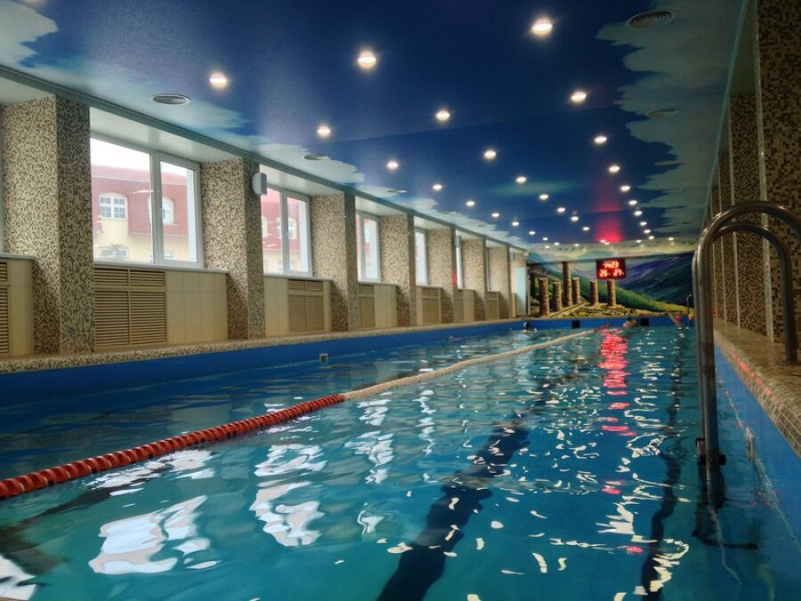 Над чашей 25-метрового бассейна натяжной потолок с изображением неба состоит из 3-х частей.