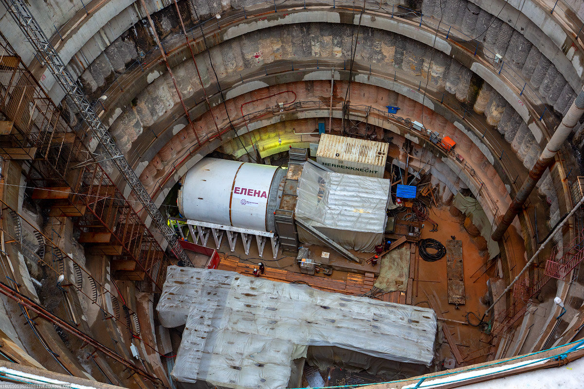 1. Щитовому комплексу предстоит долгий подземный путь протяженностью около 3,5 километра на глубине от 30 до 70 метров. Он будет прокладывать правый тоннель под пятью участками Московской и Октябрьской железной дороги, Третьего транспортного кольца, пройдет через станции «Ржевская» и «Шереметьевская» и финиширует в демонтажной камере перед «Савеловской». Геологические условия по трассе – известняк средней прочности, глина твердой консистенции, мергель и суглинок. 

