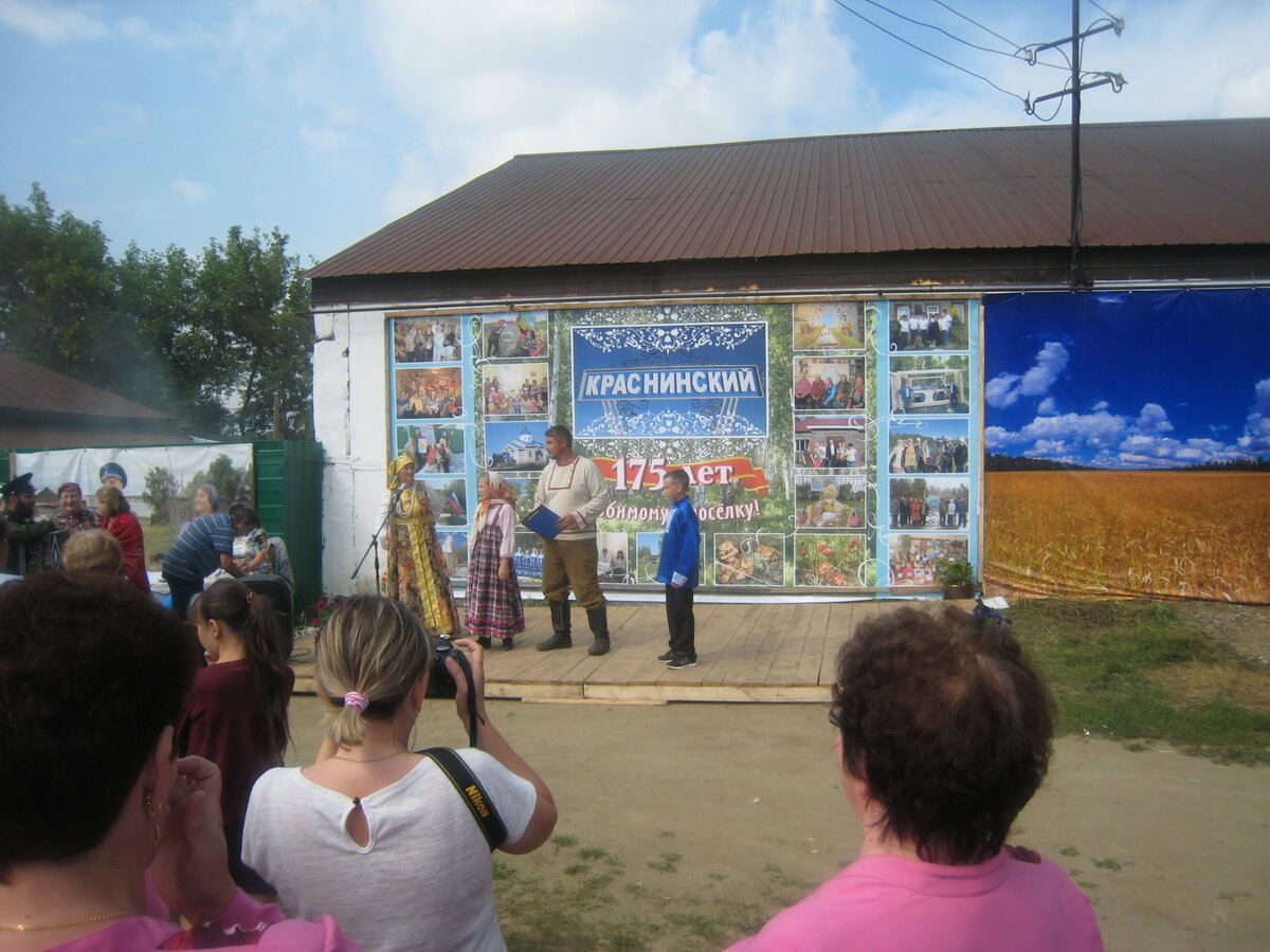 Моя дача находится в 90 км от города.Живу в деревне с мая по октябрь.В 2017 ГОДУ было празднование 175 лет сельскому поселению Краснинский. Сроднилась , люблю свою деревню.
