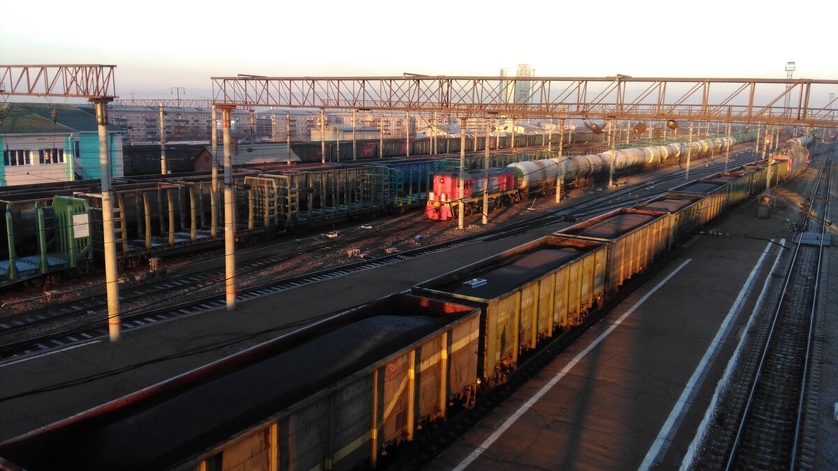 Маневровый тепловоз с вагонами подачи