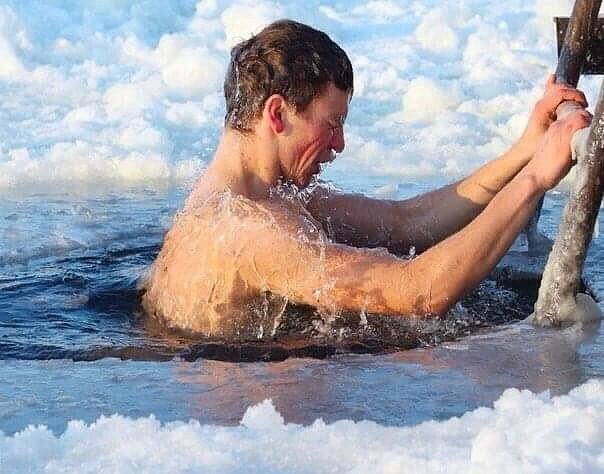 В кабинете окулиста:  - Почему у ребёнка пустая карточка??? Вы что, первый раз его в больницу принесли? Сколько ему, 7 месяцев? Вы что с ума сошли??? Изолировали ребёнка от врачей? Вы сектанты? Срочно к невропатологу! В кабинете невропатолога врач водит пальцем перед лицом удивлённого малыша:  -Здоров. 