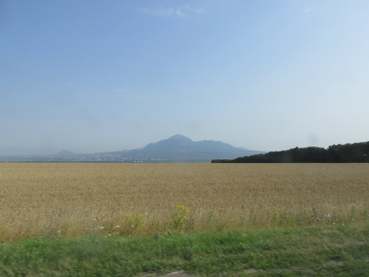 Появляются первые горы.