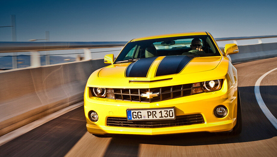 Chevrolet Camaro желтый с черными полосками