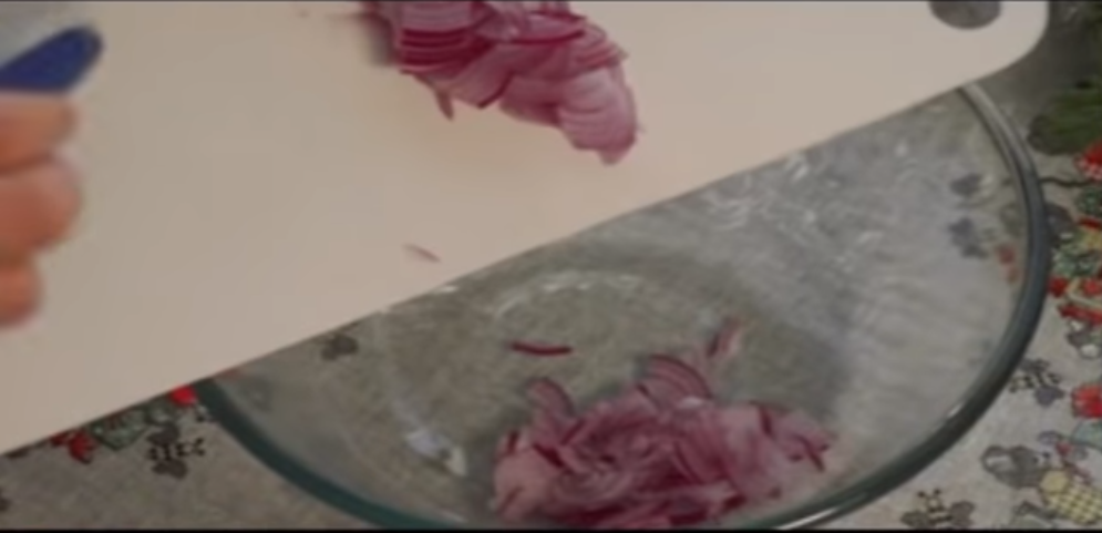 Нарезаем мелко одну луковицу о оправляем его в миску.  