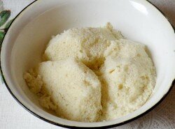 ШАГ 2:
Размачиваем в молоке мякиш белого хлеба.