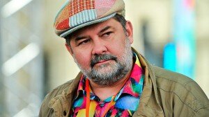 На прилавках книжных появился новый роман известного писателя-фантаста Сергея Лукьяненко «Кайноzой», являющийся продолжением детектива «Кваzи» об альтернативной России, которая пережила зомби-апокалипсис. Сам популярный литератор, давая развернутое интервью газете «Известия», подтвердил сообщение, появившееся на его странице в соцсети Facebook, что работает над заключительной – седьмой – книгой о «дозорах» и уже написал большущую главу.