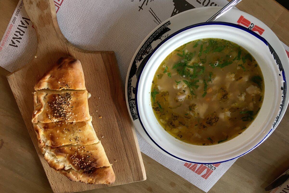 Уха из белой рыбы, она же рибина чорба. Самая вкусная из тех, которые мы пробовали в Болгарии. Цена около 3 евро за порцию. К ней стоит взять пырленку по особому рецепту. Она стоит почти столько же, как и сама уха, но эта душистая лепешка с орегано и чесночком определенно заслуживает вашего внимания!