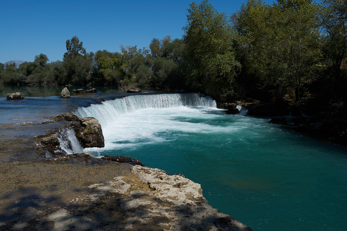 Это исходный снимок водопада Манавгат (Турция), казалось бы подправить немного экспозицию и все в порядке, но я обратил внимание на воду, она была бирюзового цвета и играла, и вот что получилось после обработки.