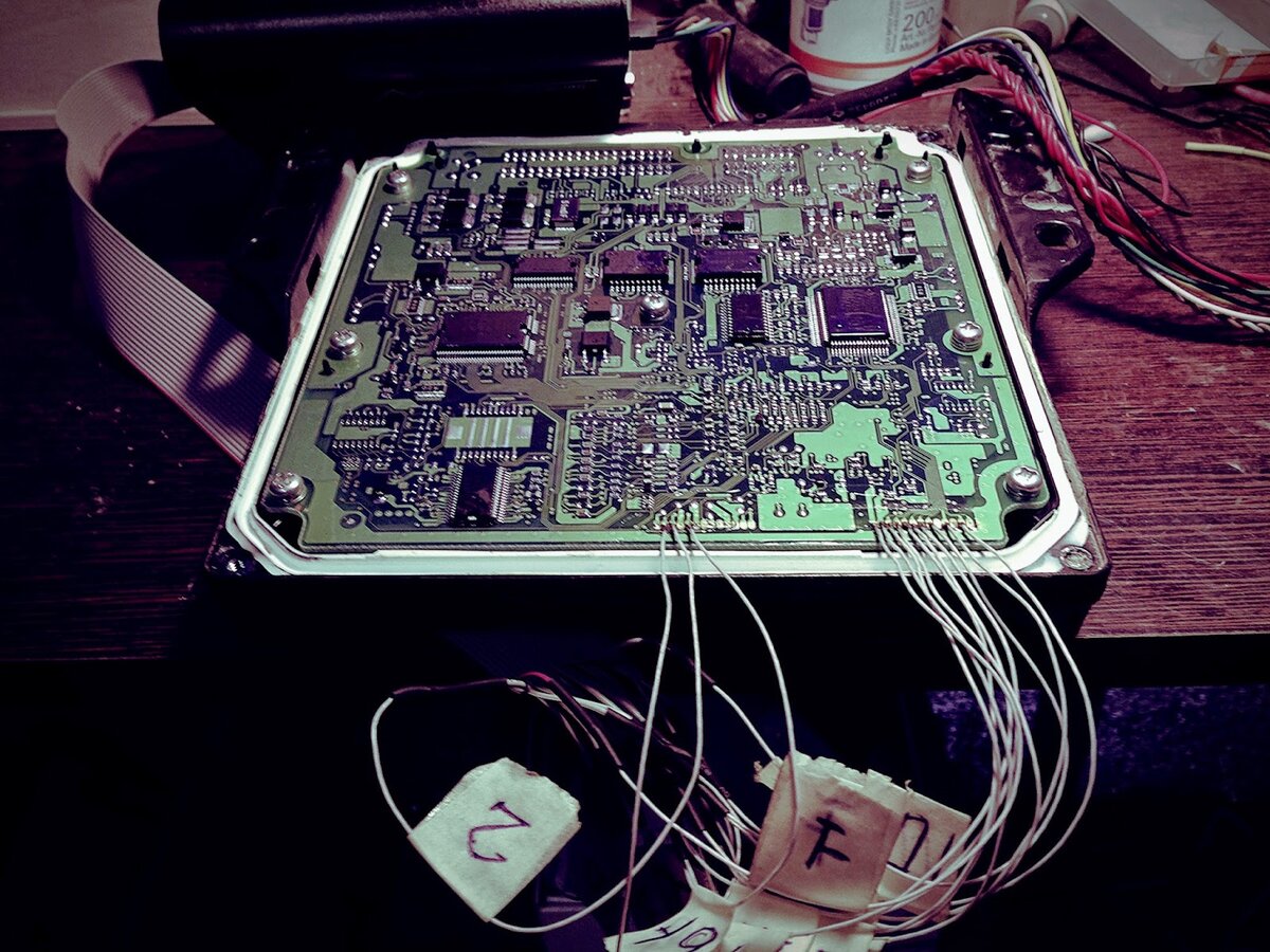 
Мы предлагаем Вам избавится от этих прихотливых и дорогих систем путём перевода автомобиля на более низкие евро-нормы - EURO II/III. Перевод осуществляется путём перепрограммирования блока управления двигателя, программным отключением контроля работы катализатора, продувки катализатора а так-же датчика NOx и кислородных датчиков "ниже" катализаторов. Попутно мы отключаем и другие "экологические" системы, такие как клапана EGR, системы EVAP, вихревые заслонки впускного коллектора. Также, процесс перевода сопровождается и механическим удалением каталитической вставки из выхлопной системы, что существенно облегчает противодавление в выхлопной системе. В некоторых случаях требуется механическое "глушение" клапана EGR.
