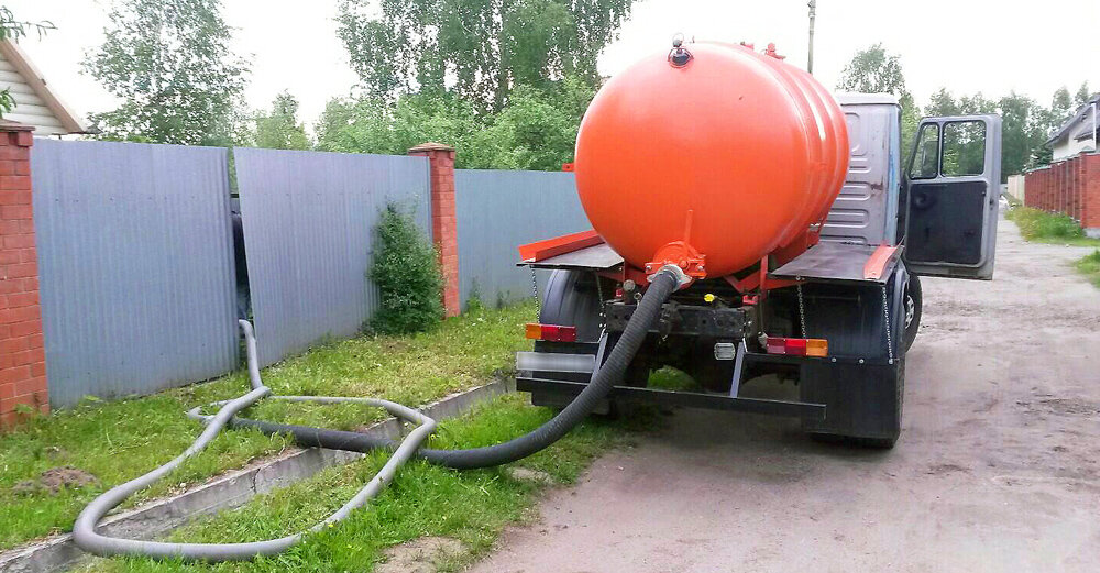 Откачка воды из выгребной ямы. Еженедельно. Картинка с сайта откачаю.рф