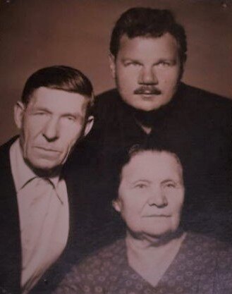 Михаил Пуговкин с родителями