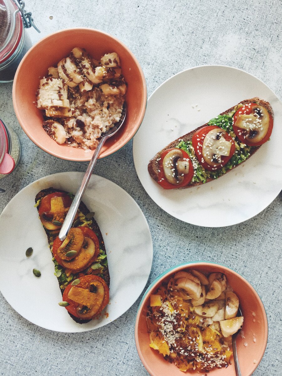 (на фото наш завтрак с мужем: для него-овсянка с орехами,бананом и семенами+авокадо тост; для меня- овсянка с курагой,бананом,апельсином+авокадо тост)