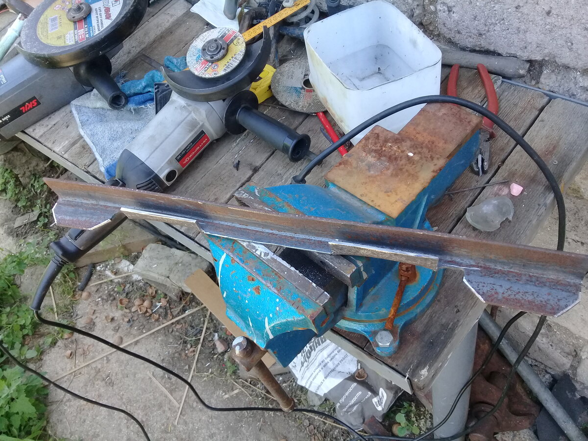 Видны загнутые пластины - туда будут заходить крепления бойлера