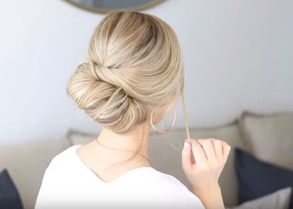 Готовая прическа с прядями у лица