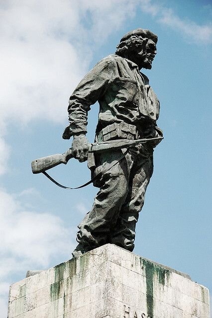 Это мавзолей Че Гевары в Санта-Кларе. Ниже надпись - «Hasta la victoria siempre» - "До победы, всегда", для нашего слуха будет привычнее: "Всегда до победы" прекрасные слова, но нас в данный момент интересует оружие в руке Команданте.  
