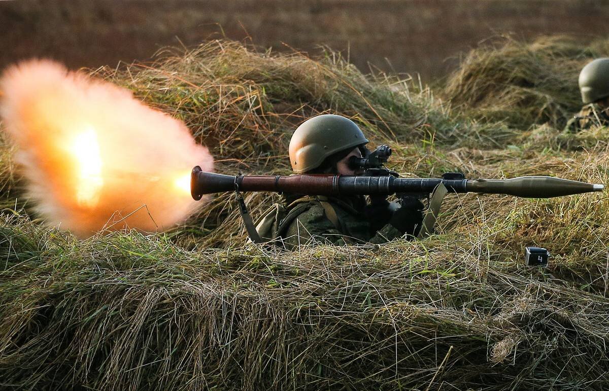 Боевой гранатомет. Гранатомёт РПГ-7. Противотанковый гранатомет РПГ 7. Гранатометчик с РПГ 7. Стрельба с гранатомета РПГ-7в.