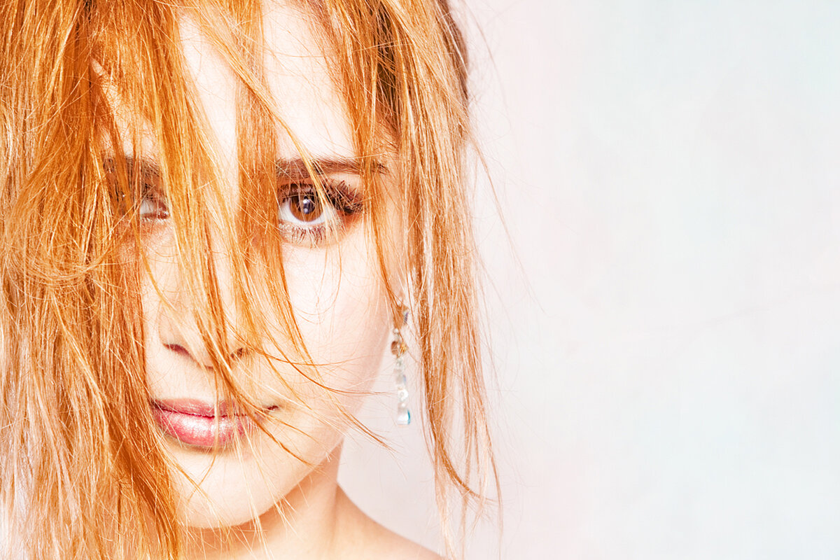 Одной из главных проблем с волосами является их потеря. Человек избавляется от нескольких десятков волос ежедневно и обычно это незаметно, ведь здоровая шевелюра обновляется быстро. Но  ......