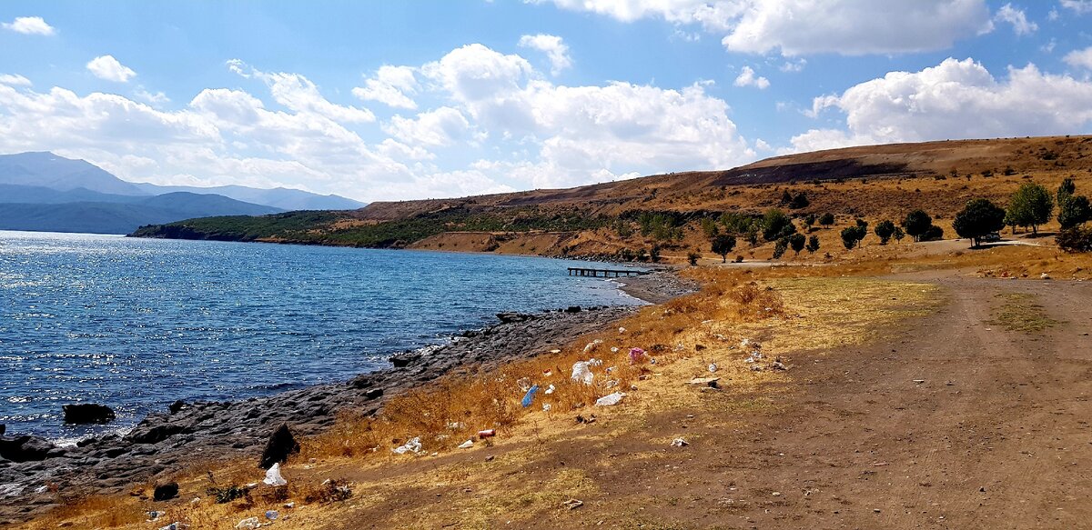 Это далеко не самое загаженное место на берегу Вана