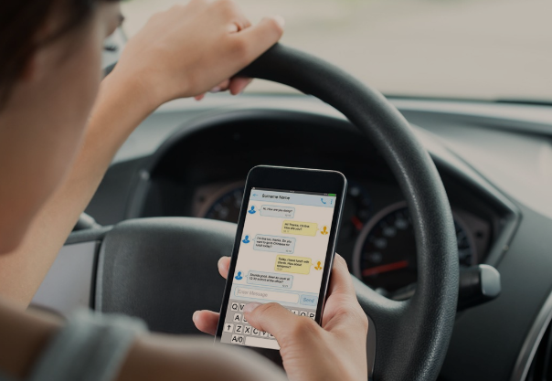 В автомобиле с телефоном