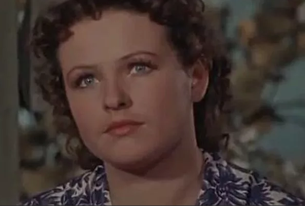 Это фильм "Есть такой парень", снят в 1956 году. Актрисе 22 года.