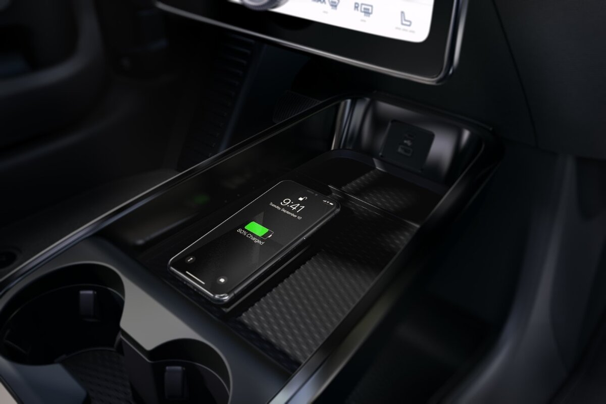 Ford Mustang для всего мира — это не просто еще одна машинка. Это целый культ, ведь небольшое спортивное купе с агрессивным внешним видом знают во всем мире.   Так вот, отныне «Мустанг» это еще и кроссовер. Причем электрический. И называется он Mustang Mach-E. При этом не поддавайтесь на провокации по поводу смерти «того самого» Ford Mustang — обычное купе с бензиновым мотором будет выпускаться еще очень долго, ведь сейчас эта самая популярная модель в своем классе в США (и она приносит компании большую прибыль).Можно долго рассуждать о том, правильно Ford поступил или нет, когда передал знаменитое имя электрической «пузотерке». И рассуждения эти лучше всего устроить в наших комментариях. Там же можно обсудить и дизайн машины. Ну а мы сейчас расскажем о технических моментах.Первый. Mustang построен на новой платформе, которая вскоре ляжет в основу и других электрокаров компании. А в том, что их будет немало, можете не сомневаться — сейчас все производители ринулись делать электрические модели. Второй. Ford будет делать несколько разновидностей электрического «Мустанга». Базовая будет называться Select и с 75,7-киловаттной батареей она позволит проехать на одной зарядке 368 км (или вообще лишь 336 км при наличии полного привода). При этом мотор тут будет мощностью 255 л.с.Еще будет модификация с более мощной батареей на 98,8 кВтч, которая сможет осилить 480 км при наличии привода на одну ось (и 432 км при полном приводе). Мощность — 282 л.с. или 332 л.с. А еще ожидается Mustang Mach-E GT с мотором мощностью 459 л.с. Американцы обещают, что такая машина будет быстрее Porsche Macan Turbo!При этом мы сейчас указываем цифру пробега по американской методике расчетов, которая гораздо ближе к реальности, чем европейская. Ведь согласно последней, «Мустанг» сможет проезжать на одной зарядке до 600 км!Третий. У машины сразу два багажника, ведь традиционного двигателя внутреннего сгорания тут нет. Поэтому спереди получилось сделать небольшой грузовой отсек (135 л), который имеет внизу дренажные отверстия. Последние сделаны не просто так — в передний багажник можно будет складывать грязные вещи, и потом при желании его просто мыть из шланга.Четвертый. На Mustang Mach-E дебютировала новая версия фордовской мультимедийной системы SYNC 4, которую можно будет обновлять «по воздуху». При этом водитель сможет сам решать, с каким голосовым помощником ему общаться: можно будет выбрать фирменного фордовского, а можно айфоновскую Siri или говорить «окей Гугл».Пятый. Вместо обычного ключа можно будет использовать смартфон.Уже есть и цены. Первые модели в комплектации First Edition обойдутся в 59,9 тыс. долларов. Ну а простые машины будут стоить 43,9 тыс. долларов, но они появятся в продаже лишь в 2021 году. Для сравнения, за базовый кроссовер Tesla Model Y просят от 39,5 тыс. долларов. При этом «Тесла» обещает пробег до 400 км (ну а дорогая Tesla Model Y Perfomance с пробегом до 500 км стоит 57 тыс. долларов).