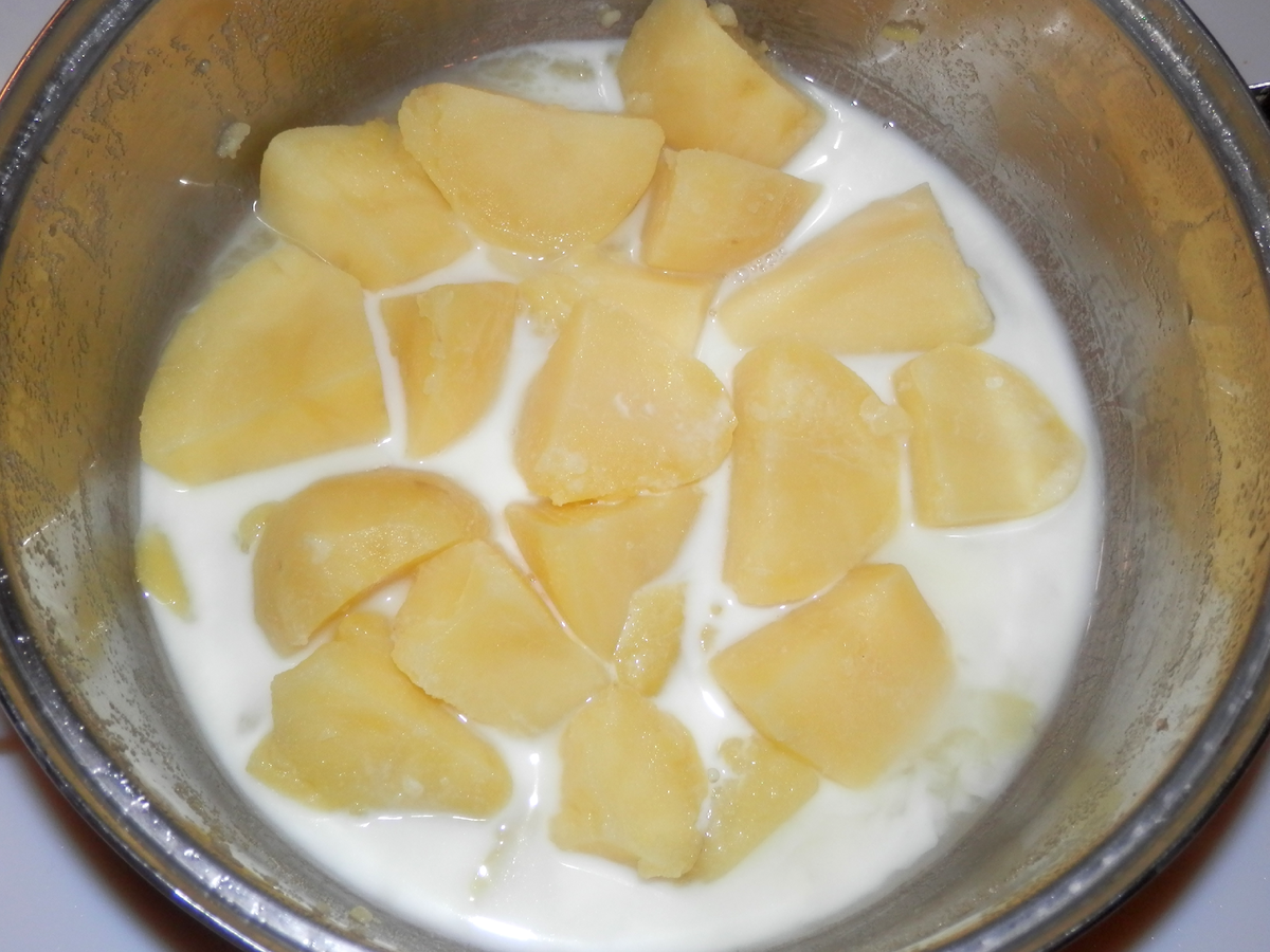 Картошка вареная в молоке. Картошка в молоке блюдо. Картофель отварной в молоке. Картофель в молоке кубиками.