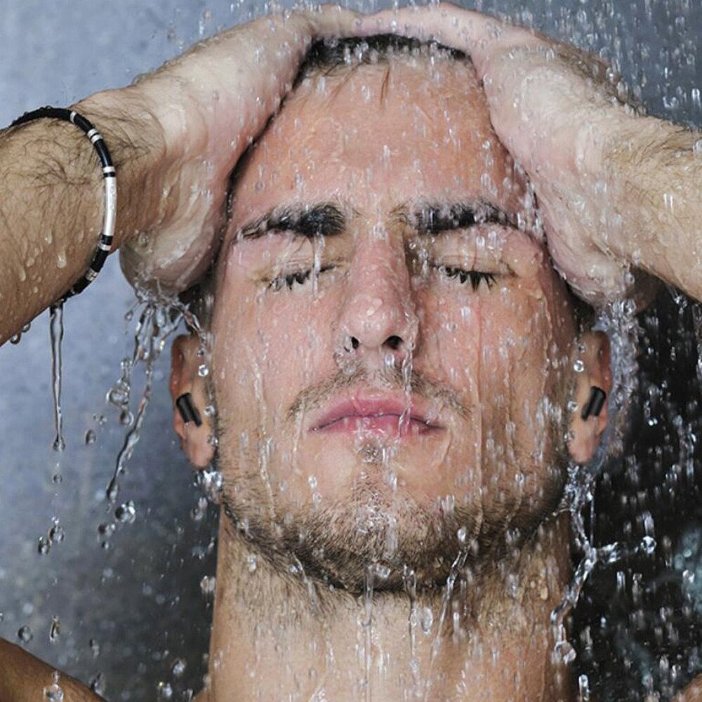 Струей возраст. Гигиена пожилого человека. Чистая вода. Вода в ладонях. Струей возраст.