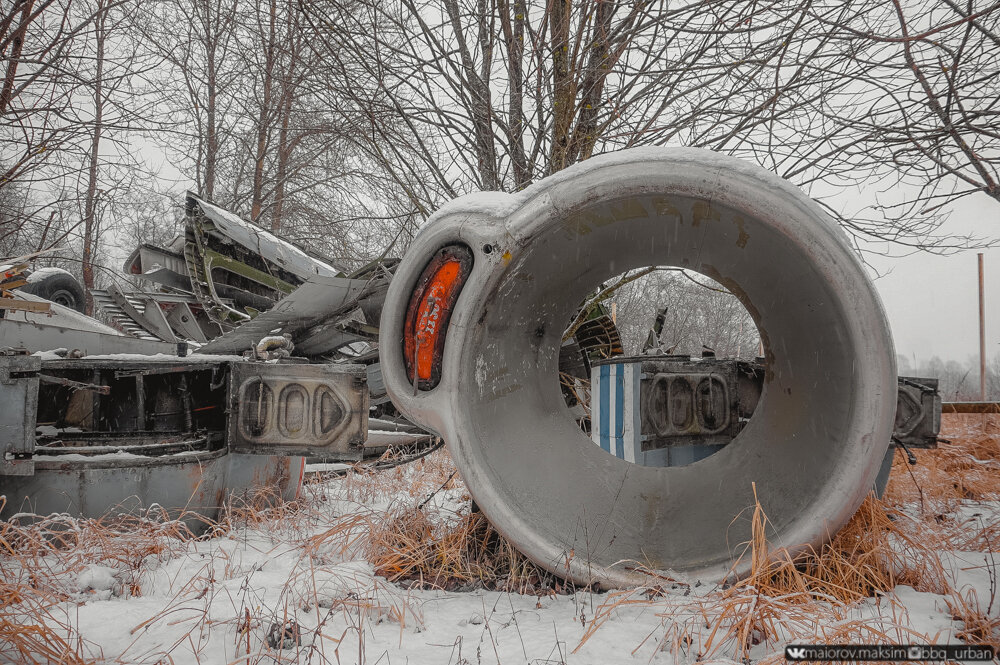 Обнаружил разорванный на куски АН-12 в поле у деревни! Залез в кабину, показываю фото изнутри