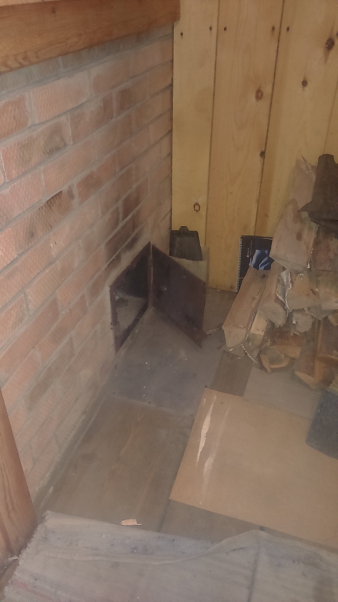 Предбанник с печной дверцей.