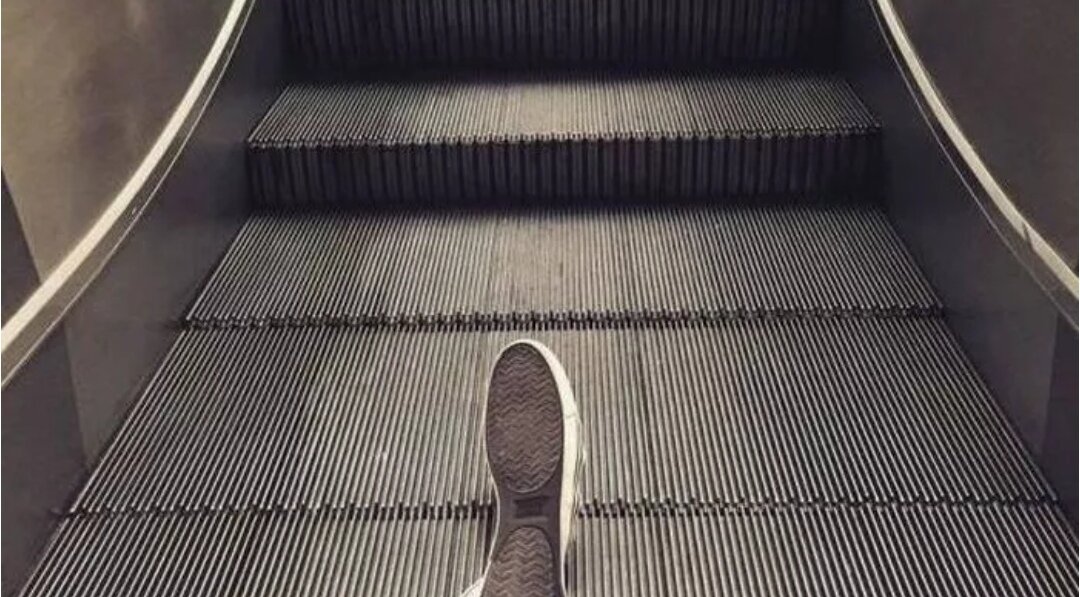 Кто то домой пошёл босиком