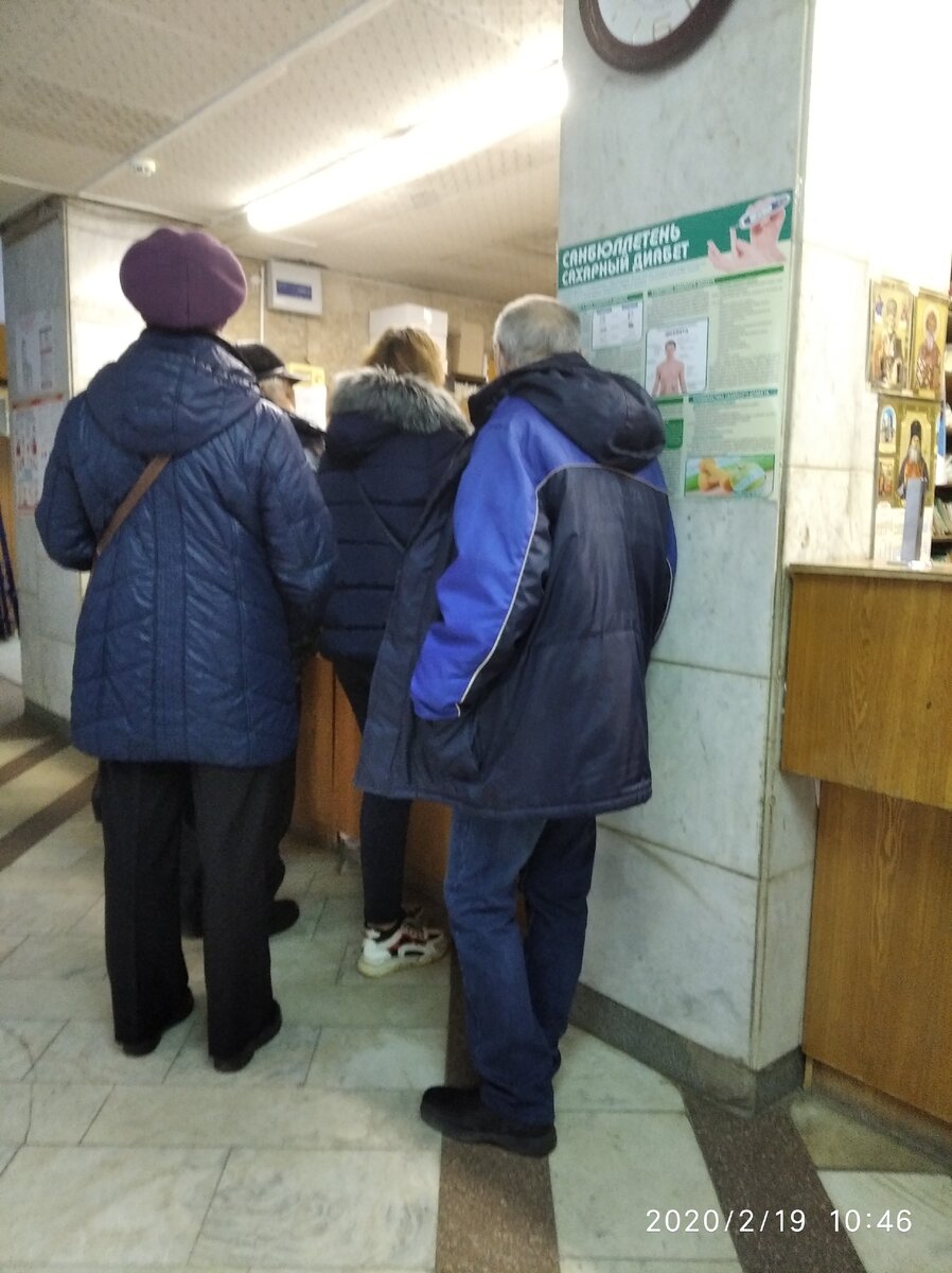 Не будет, видимо, в моих публикациях завлекательных фоток, чужие ставить не хочу, а у меня идей нет. Ну что можно сфоткать в поликлинике, кроме очереди?