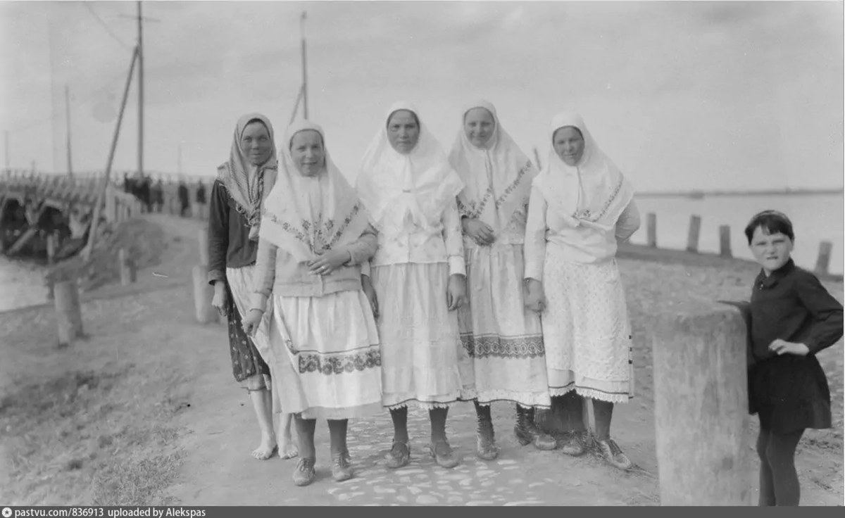 Русские женщины в традиционной одежде, 1931 год. Слово "марҗа" скорее всего означало соотвествие некому образу, подобному представленному. Кстати, интересно, мне один мусульманин заметил, что такая традиционная русская одежда тоже подпадает под все требования к хиджабу ) Но наметанный глаз этнографа конечно легко отличит татарский женский костюм от русского, и даже локализует район и деревню.