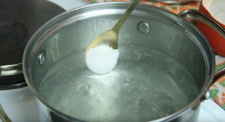 В кипящую воду добавляем ложку соли
