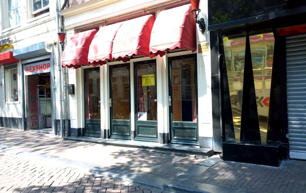 Кабинки жриц любви в Квартале красных фонарей, Амстердам