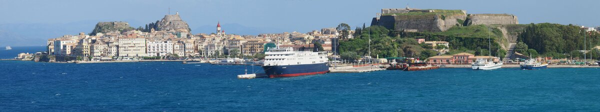 Вид на Корфу с острова Видо. На переднем плане - Новая крепость, на заднем - Старая. 