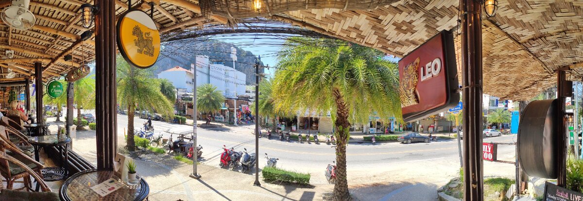 Вид красивый, кухня дрянь