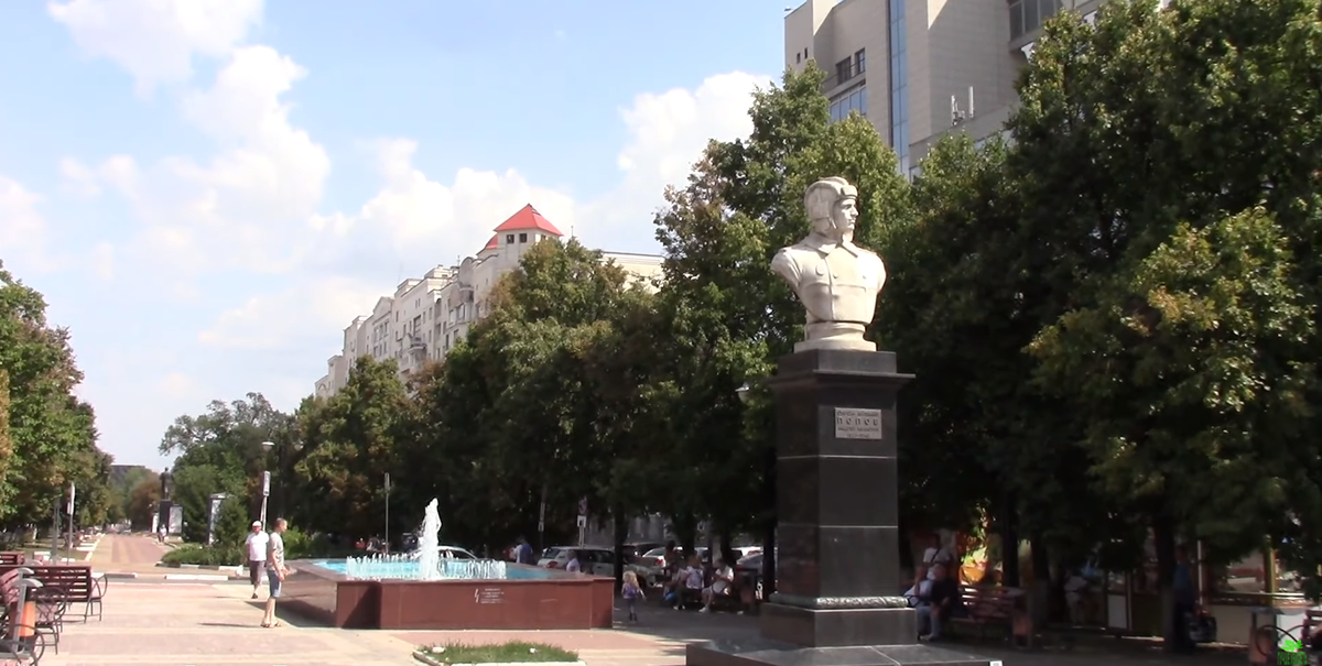 Уютный сквер и памятник танкисту А.И. Попову