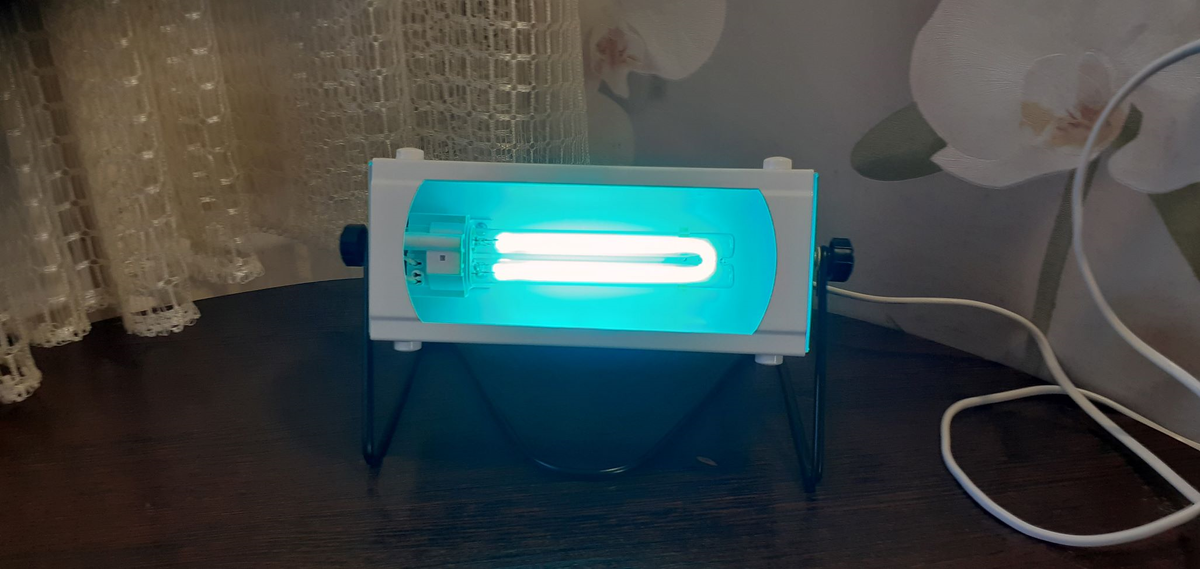 Все, кто имеет в распоряжении домашний ультрафиолетовый облучатель, с его помощью могут смело решать сразу 2 задачи – обеззараживать воздух в жилье и дезинфицировать любые предметы, уничтожая 99,9% вредоносных микробов, вирусов и бактерий.