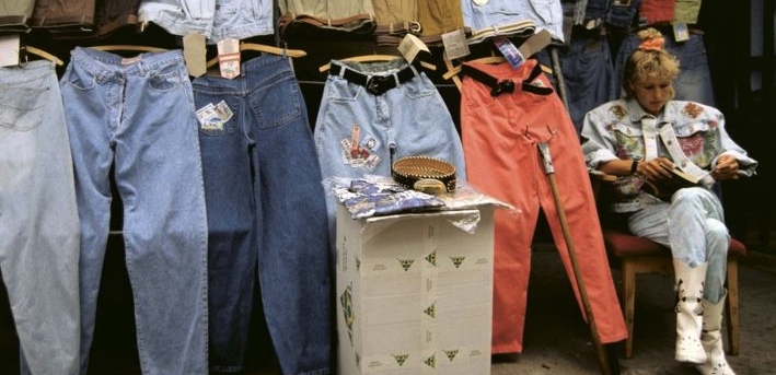 В СССР джинсы были признаком успеха и когда, в 90-е, "голодный" российский рынок завалили джинсой - казалось, что вот оно счастье, привалило!)(фото взято с https://www.bbc.com/russian/other-news-45766216)