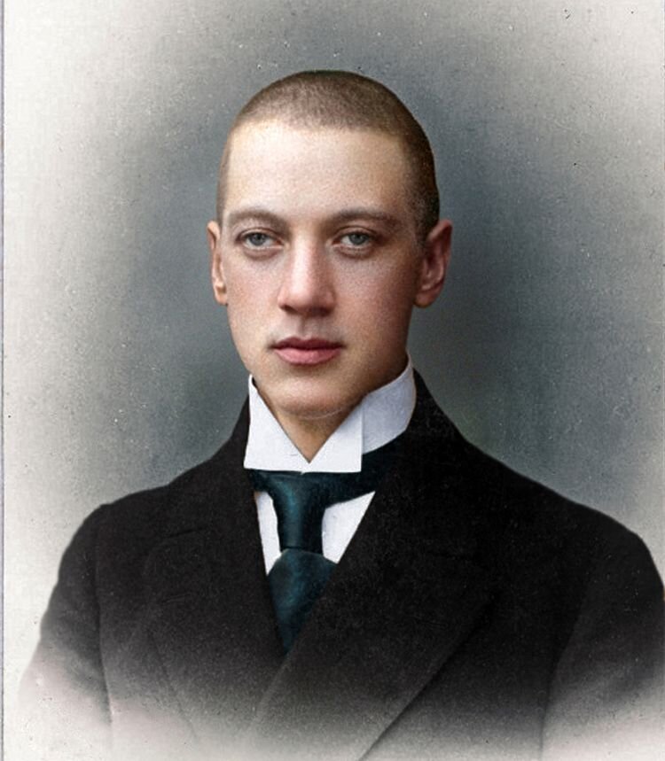    Николай Гумилев родился 15 апреля 1886 года в Кронштадте. Он стал третьим ребенком в семье, у него были старшие брат Дмитрий и сестра Александра.-2