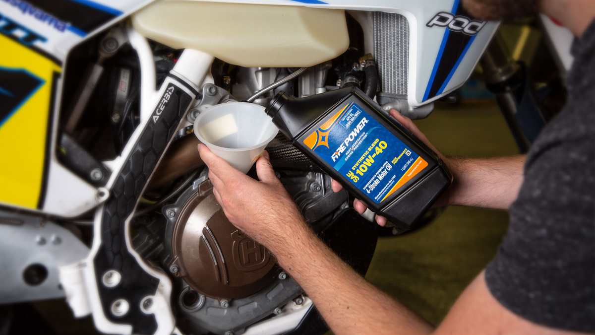 Важнейшей технической жидкостью для двигателя мотоцикла является моторное масло. От правильного выбора смазки зависит стабильность и долговечность работы двигателя. В мануале каждого байка производитель указывает тип и вязкость смазочного материала, а также его объем и интервал замены. Иногда даются рекомендации о применении конкретной модели, но чаще допускается достаточно широкий спектр смазочных составов. Поэтому помощь экспертов при выборе масла для мотоцикла не будет излишней. 