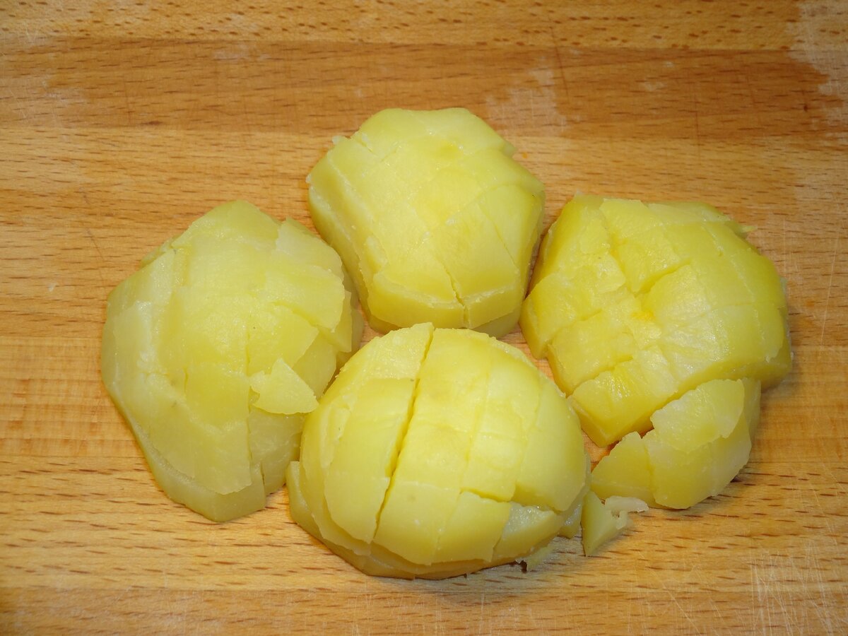 Варёный картофель нарежьте мелкими кубиками.