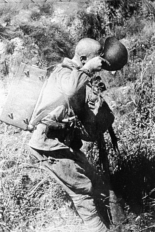 Фото с сайта: waralbum.ru . Автор: Александр Становов.  Время съемки: 1944. Место съемки: Белоруссия, СССР.   Связист РККА пьет воду из каски во время боев за освобождение Белоруссии.