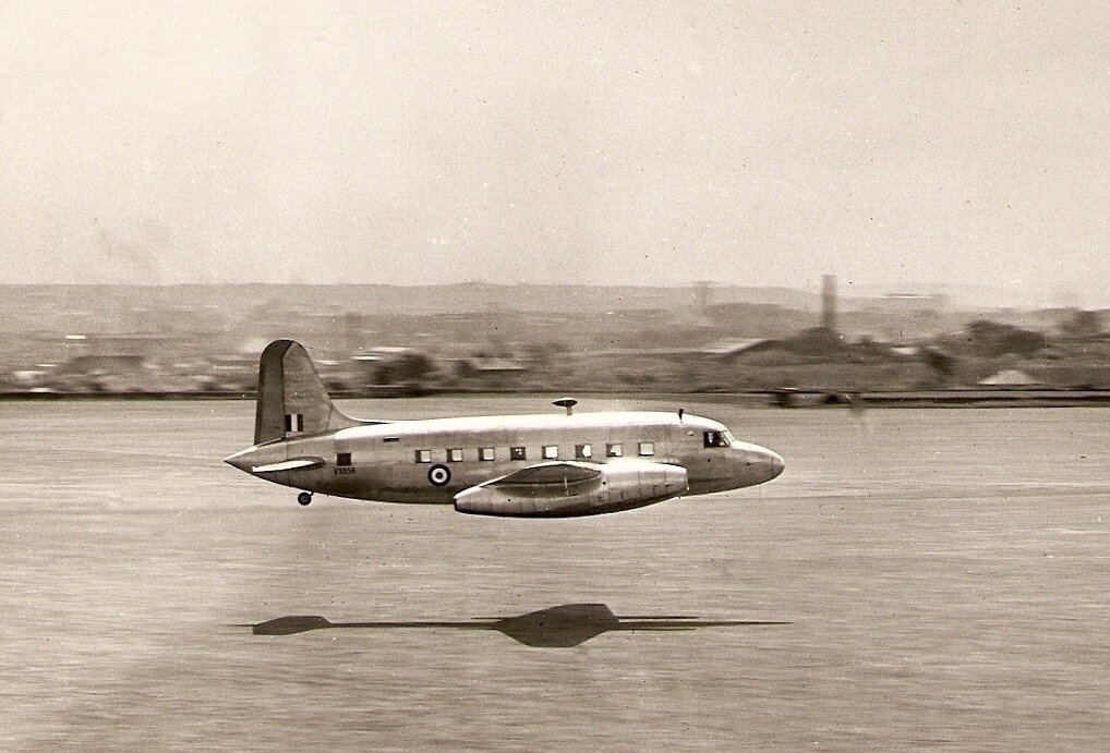 Viking Nene на бреющем полёте. Фото: Mike Dowsing Collection