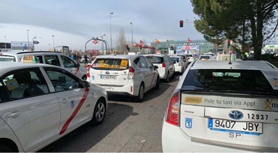 После 16 дней хаоса на улицах Мадрида, таксисты отменили свою забастовку против приложений таких как Uber. Они рекламируют сервис услуг, несмотря на то, что правительство не выполнило их требования.
Водители такси стремились к более строгому регулированию в отношении Uber и аналогичных услуг, которые предлагают поездки по более дешевым ценам. Кроме того они могут быть заказаны через Интернет, а не на улице. Отказ Мадридских властей принять требования водителей произошел после того, как Uber и Cabify заявили, что они приостанавливают свои услуги в Барселоне. Произошло это на прошлой неделе, после того, как региональное правительство постановило, что службы ездового округа могут забирать пассажиров только через 15 минут, после того, как автомобиль был заказан.
На прошлой неделе, в столице Испании прошла самая масштабная акция протеста, против Uber. В ней приняли участие сотни водителей такси, которые заблокировали Пасео-де-ла-Кастельяна в час пик. Полиции, по борьбе с беспорядками, потребовалось несколько часов, чтобы очистить улицы от автомобилей, с помощью эвакуаторов.
Представители профсоюза, потерпевшие поражение в Мадриде заявили, что забастовка продемонстрировала единство водителей, что поможет им помочь продолжить борьбу за свои требования. «Это долгая война, в которой вы можете проиграть битвы, но в конце концов, мы сможем победить»