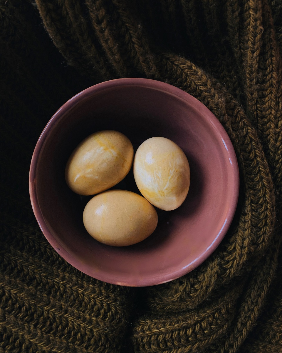 Окрашеные куркумой яйца 