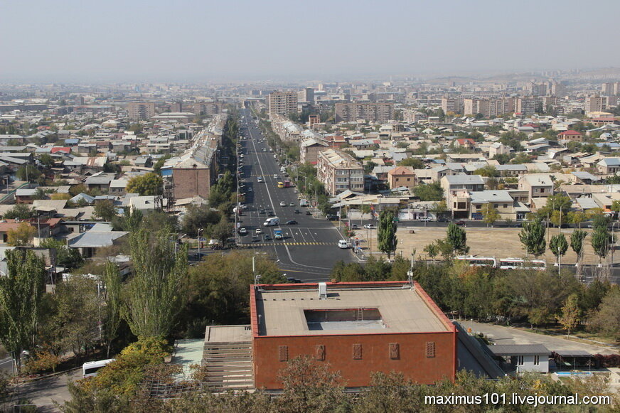 Вид на здание музея и Ереван с холма Арин-Берд.
